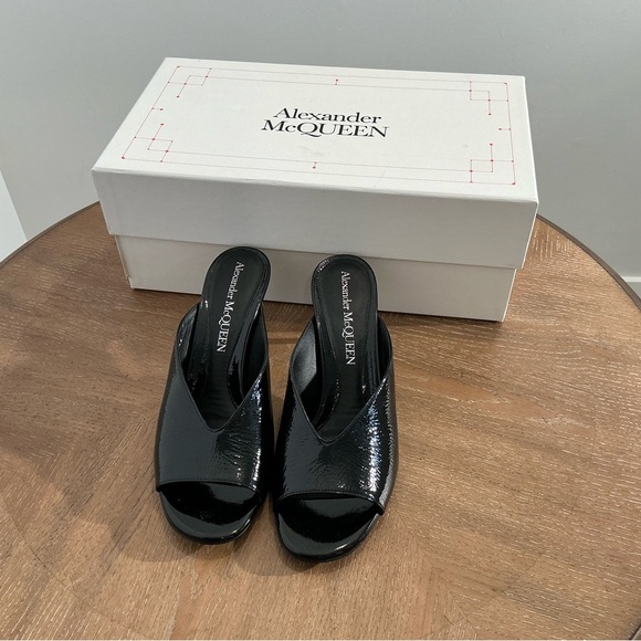 Alexander McQueen Black Mules Modern Design - Picture 4 of 6